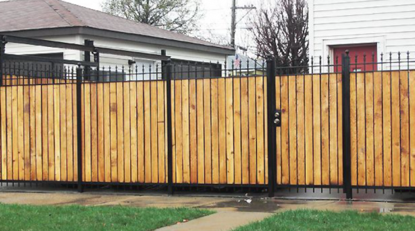 Pagar dengan kombinasi logam dan kayu